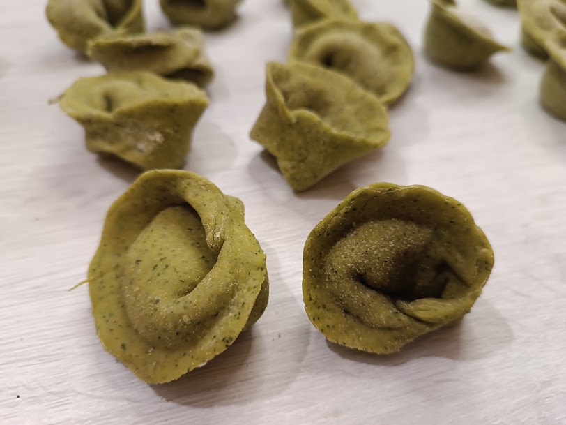 Tortelli con aroma de borraja y avellanas tostadas.