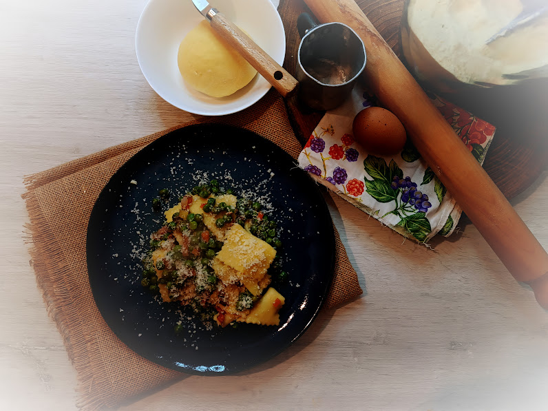 Fesqueirols occitanos con guisantes y panceta