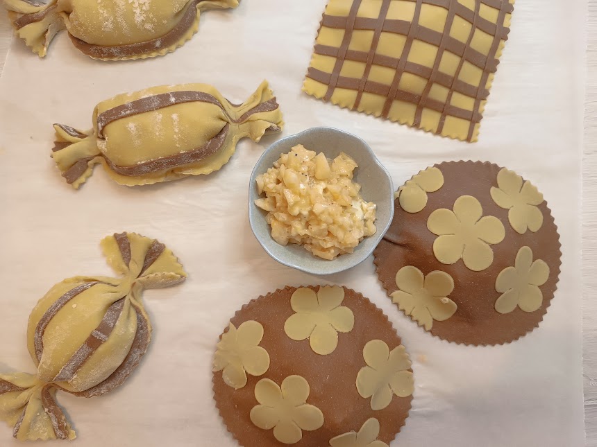 Raviolis de pera y gorgonzola con aroma de cacao