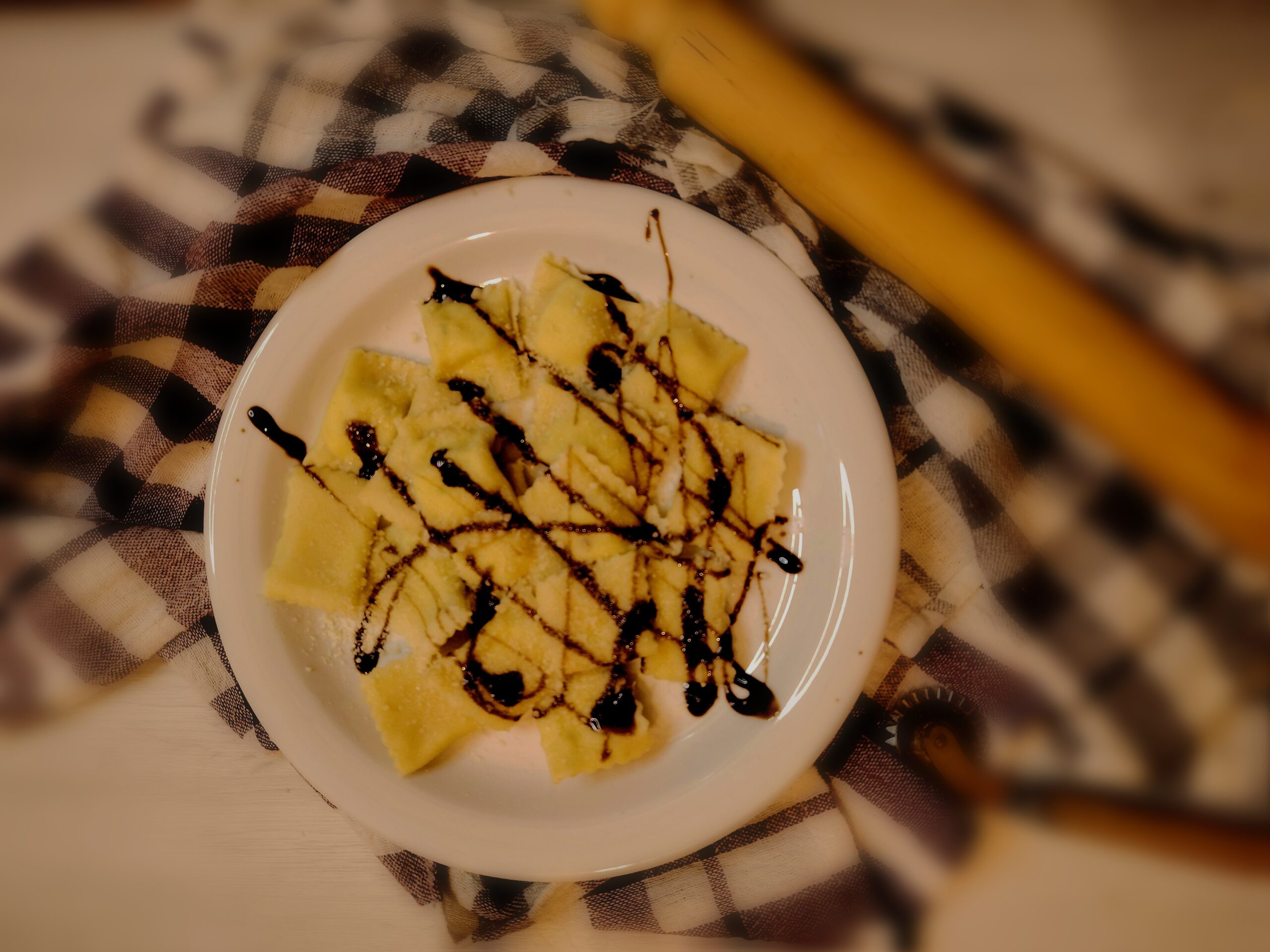 Ravioli con ricotta, flores de calabacín y albahaca perfumados al limón.