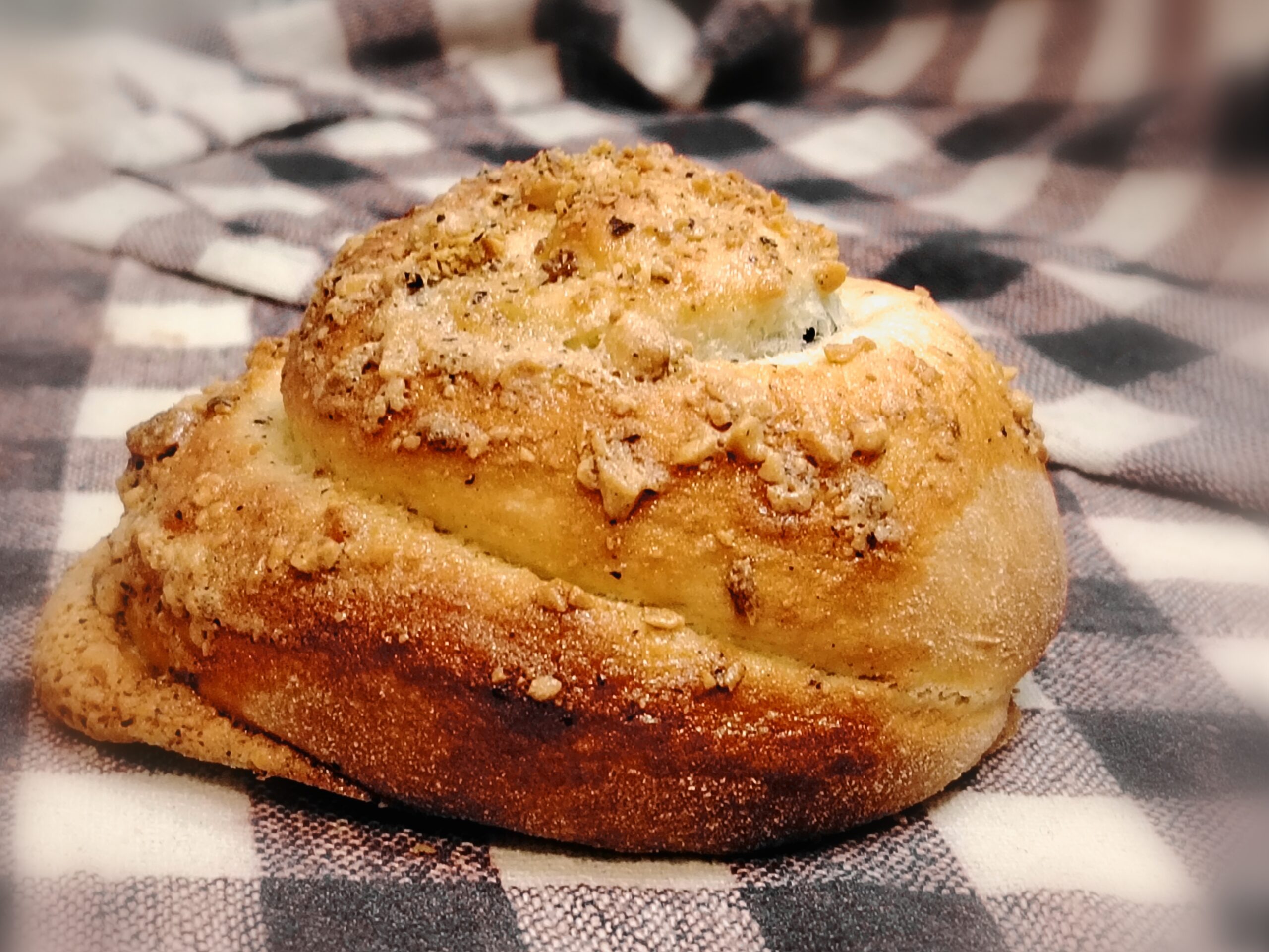 Trenza corazón de chocolate glaseada con avellana.
