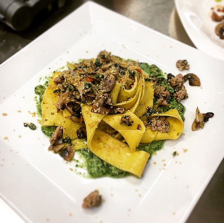 pappardelle con setas y salchicha con grelos