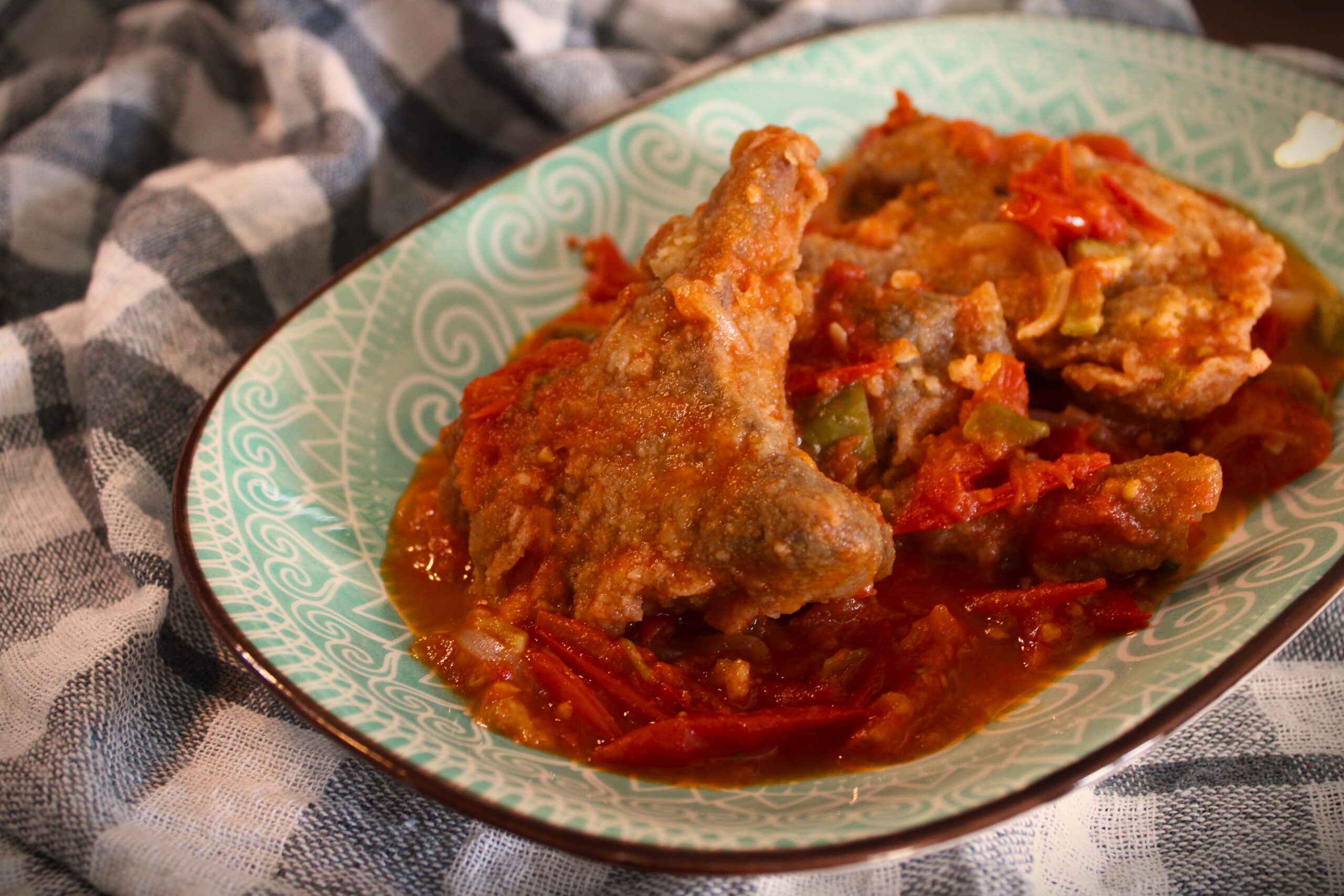 Chuletas de cordero con tomate.