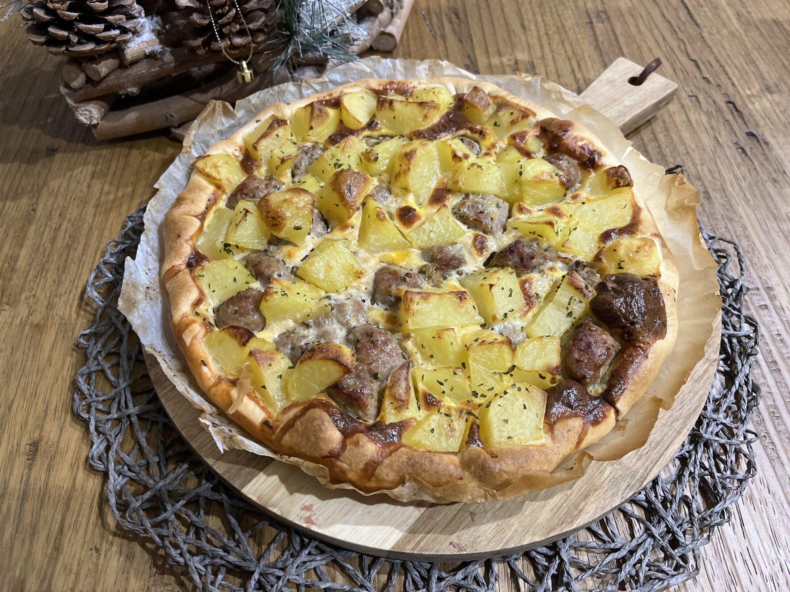 Tarta salada con salchicha y patatas