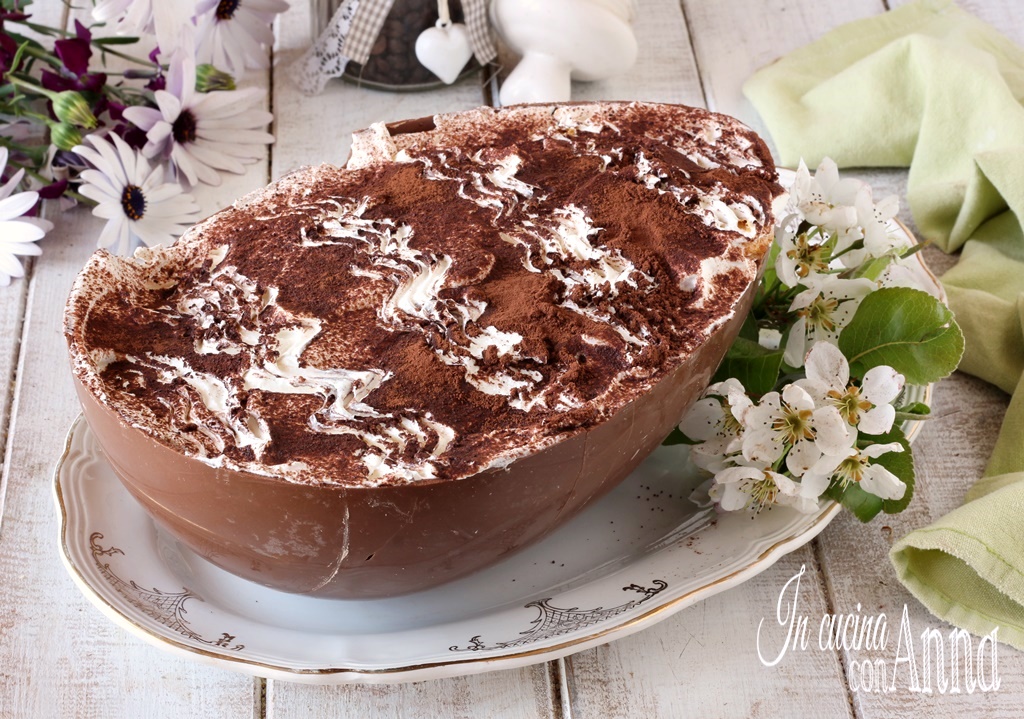 Tiramisú en el huevo de Pascua
