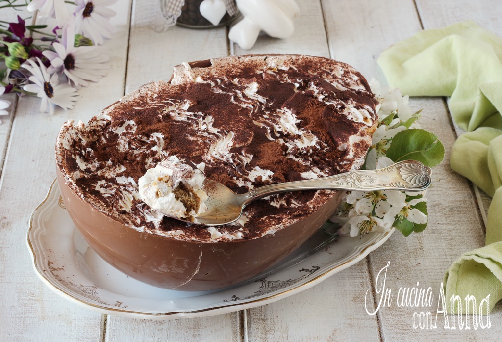 Tiramisú en el huevo de Pascua