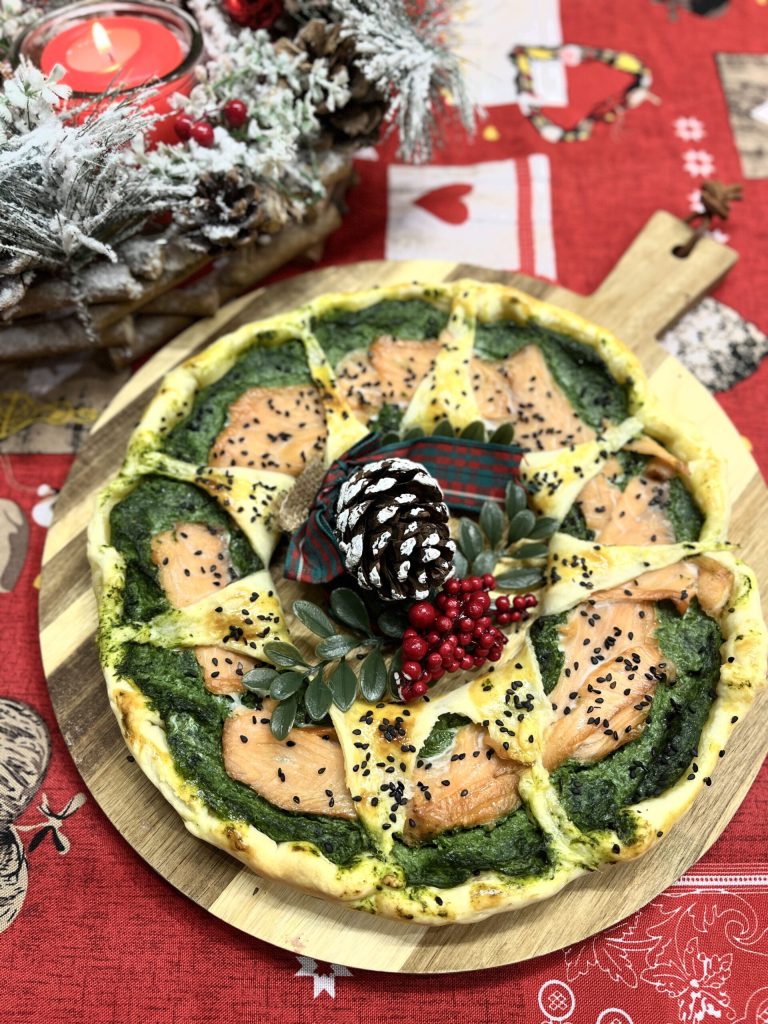 Roscón navideño con salmón y espinacas