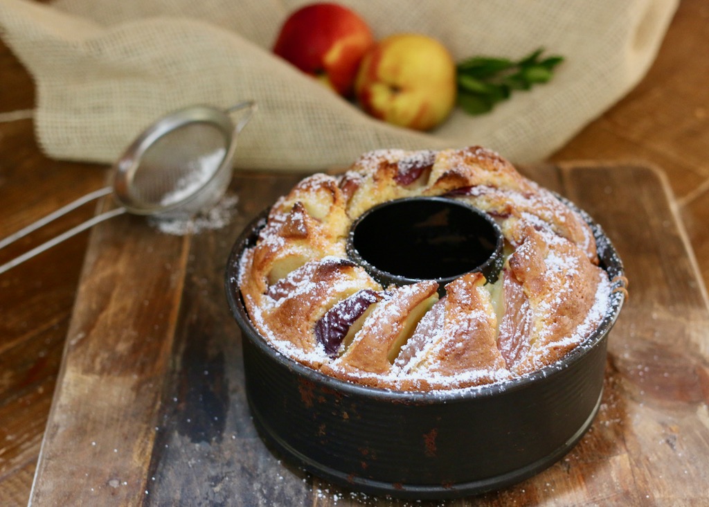 Bizcocho esponjoso de ricotta con melocotones