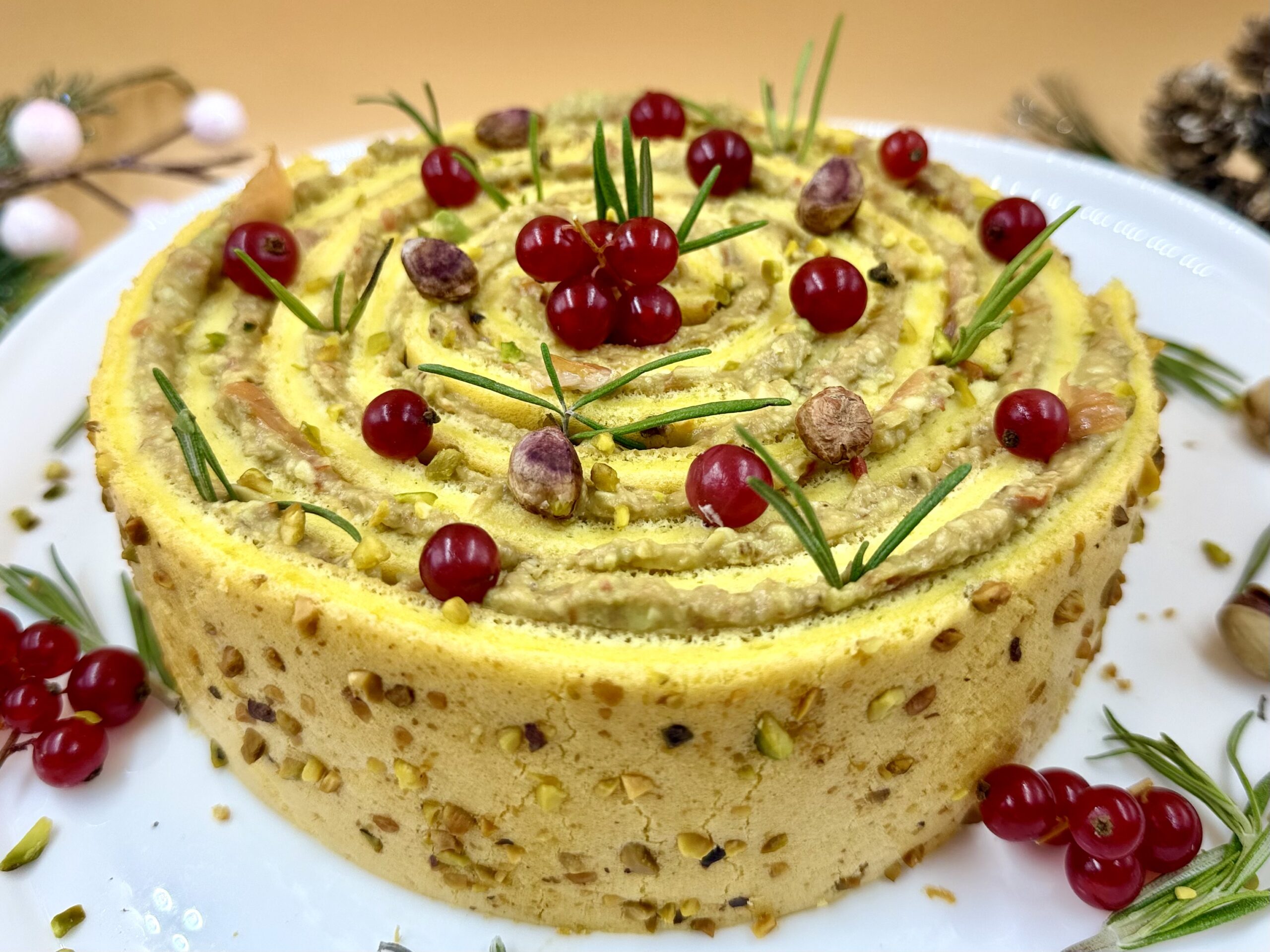 Rollo salado navideño con salmón y aguacate – entrante elegante y visual para las fiestas