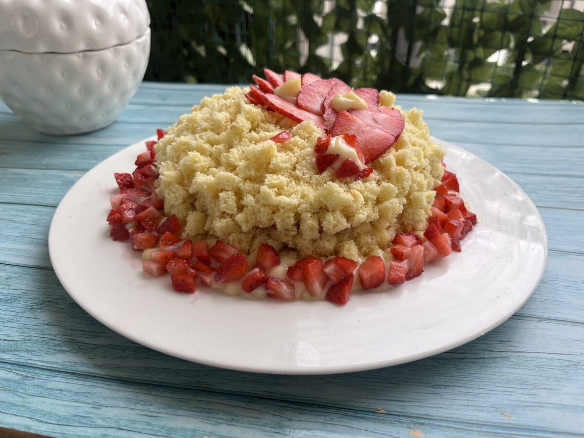 Tarta mimosa de fresas con crema de limoncello.