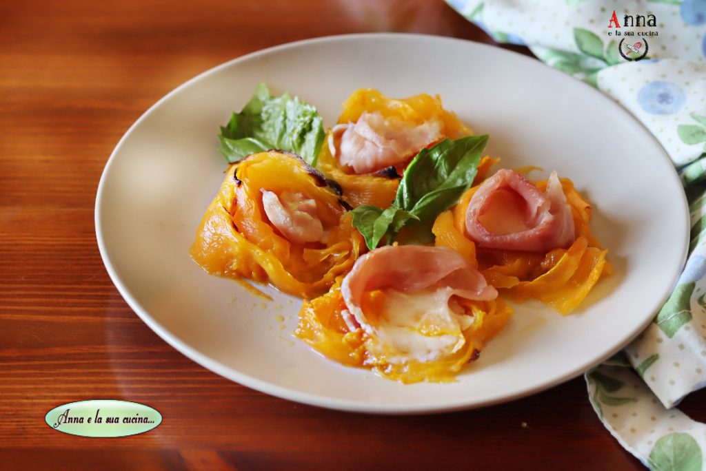 Rodajas de calabaza enrolladas con queso y speck