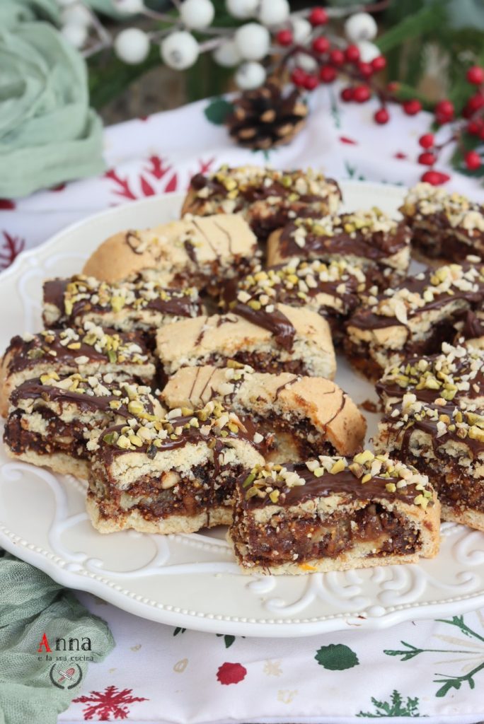 Galletas rústicas enrolladas con higos secos y almendras