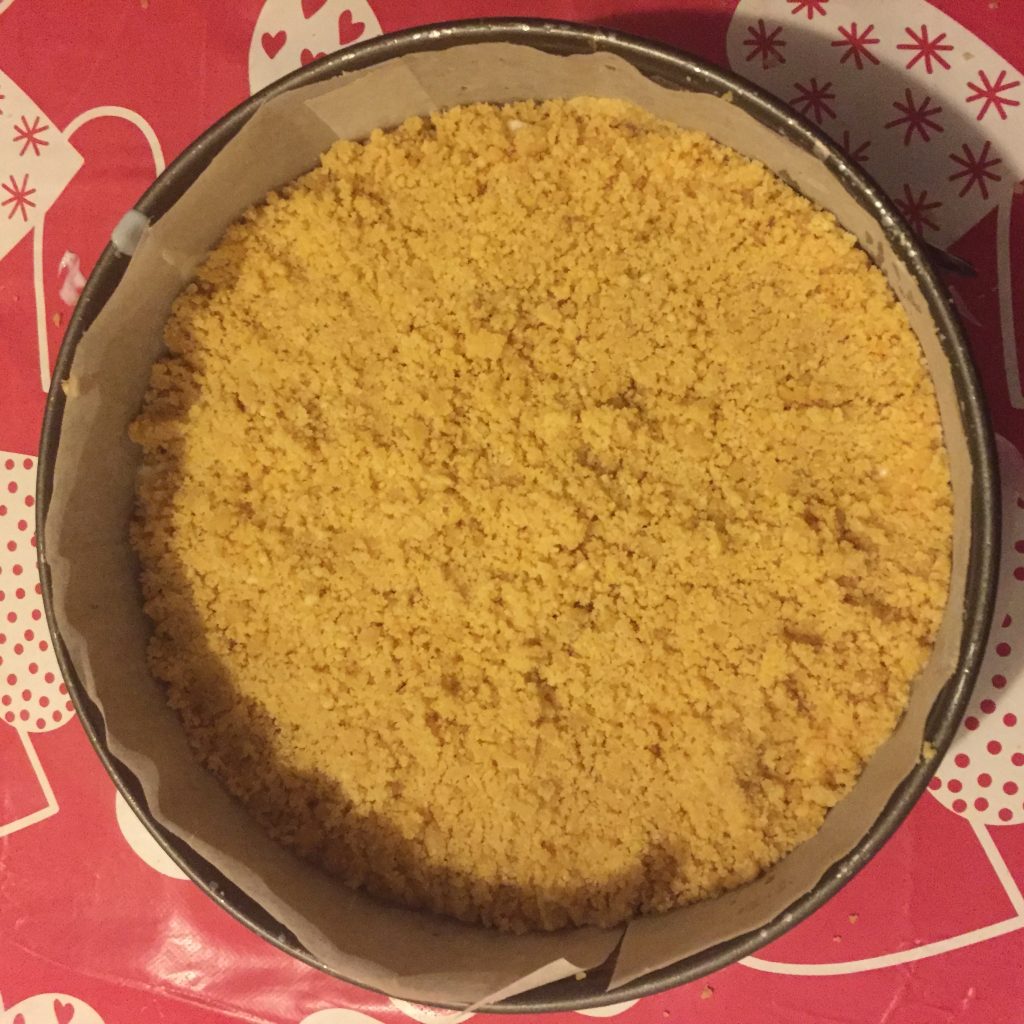 tarta desmenuzada con crema de plátano y chispas de chocolate