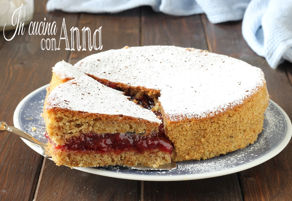 Tarta especiada rellena de frutos del bosque