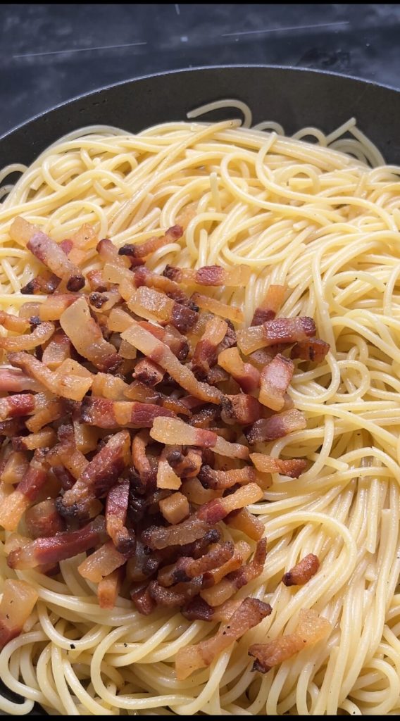 espaguetis carbonara cremosa guanciale crujiente