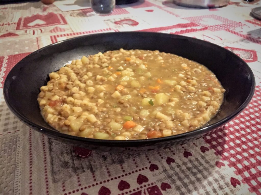 pasta patatas lentejas cremosa