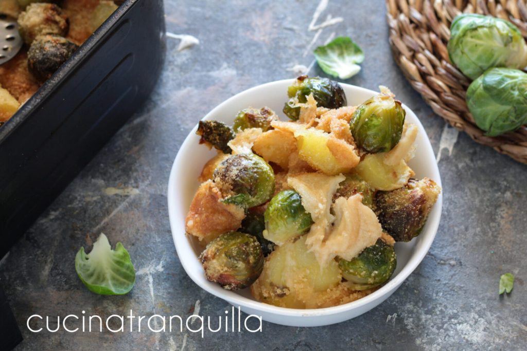 Coles de Bruselas y patatas gratinadas en freidora de aire.
