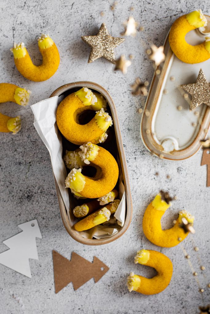 Kipferl con cúrcuma y naranja