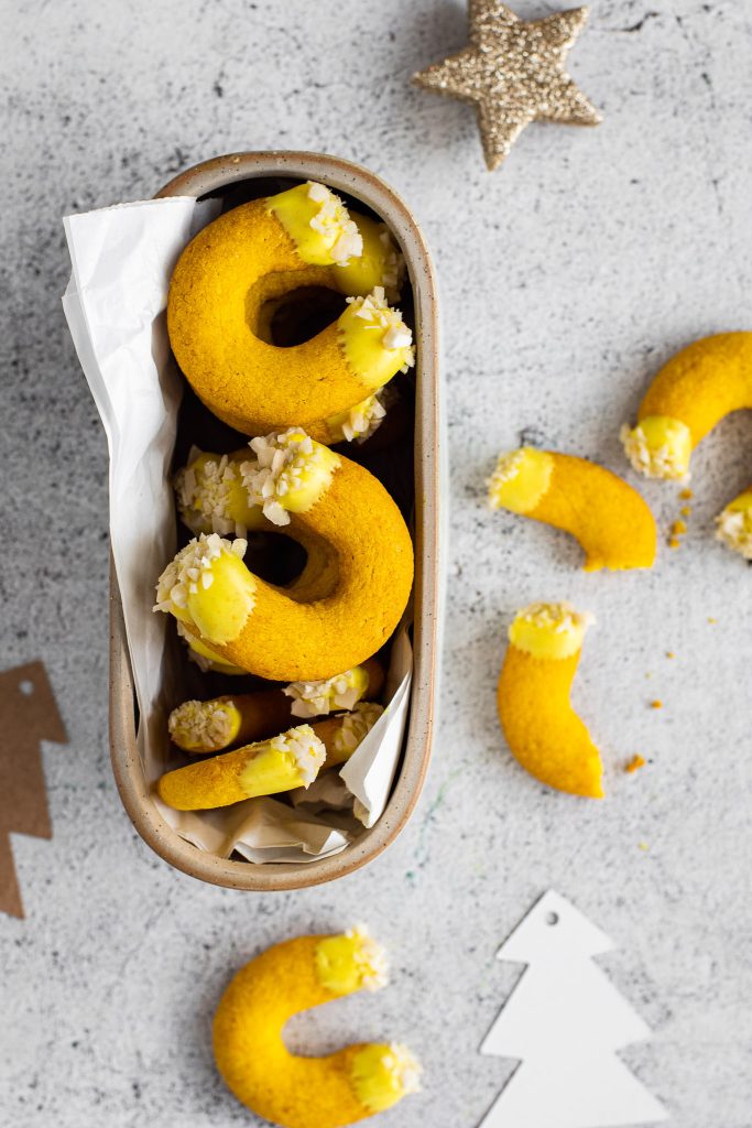 Kipferl con cúrcuma y naranja