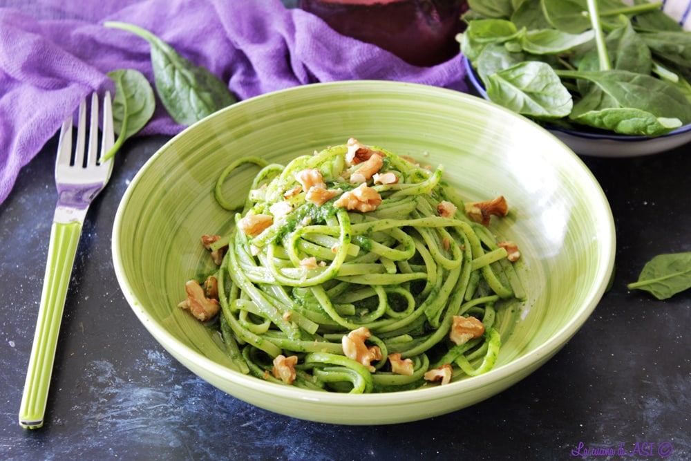 Linguine al pesto di spinaci e noci