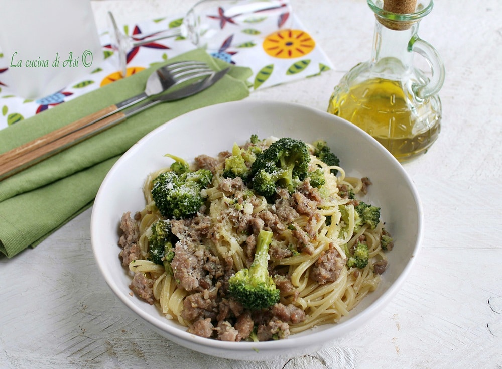 Linguine con brócoli y salchicha