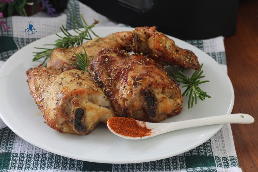 MUSLOS DE POLLO EN FREIDORA DE AIRE CON PIMENTÓN Y ROMERO