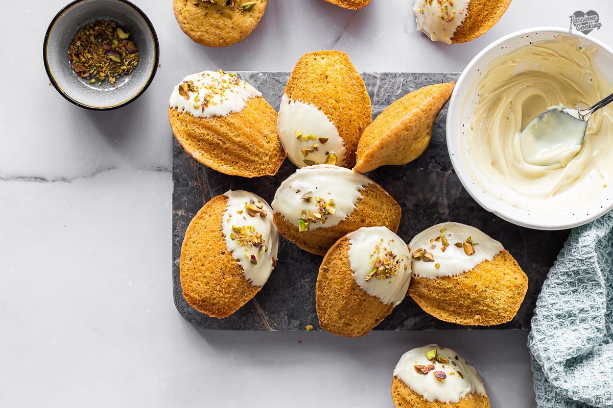Madeleines de pistachos y chocolate blanco