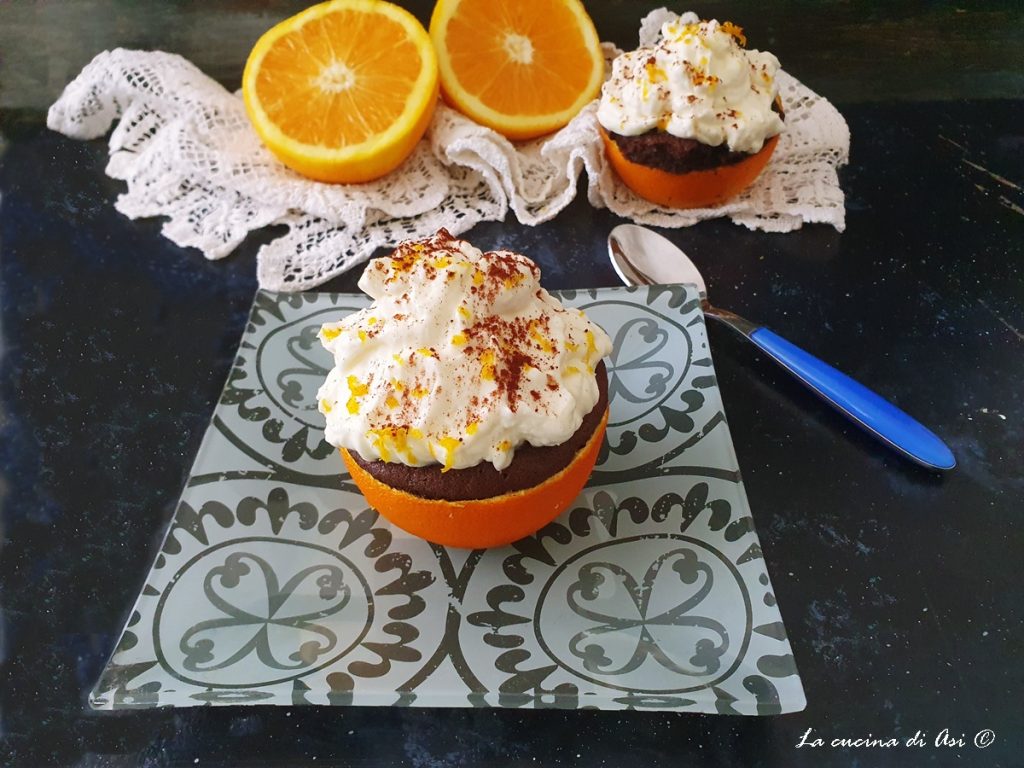 Muffin de cacao cocidos en la naranja con crema y cáscaras
