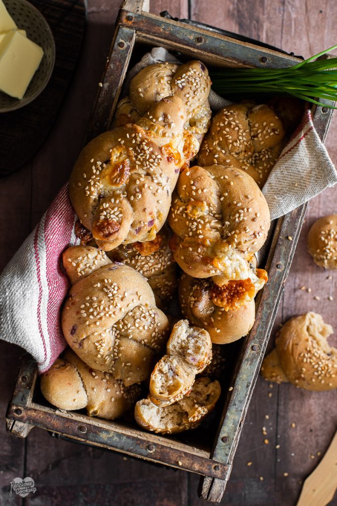 Nudillos de centeno con cebollas y queso