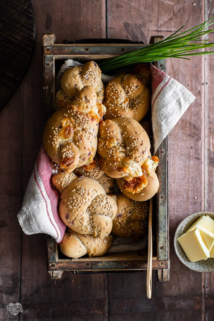 Nudillos de centeno con cebollas y queso