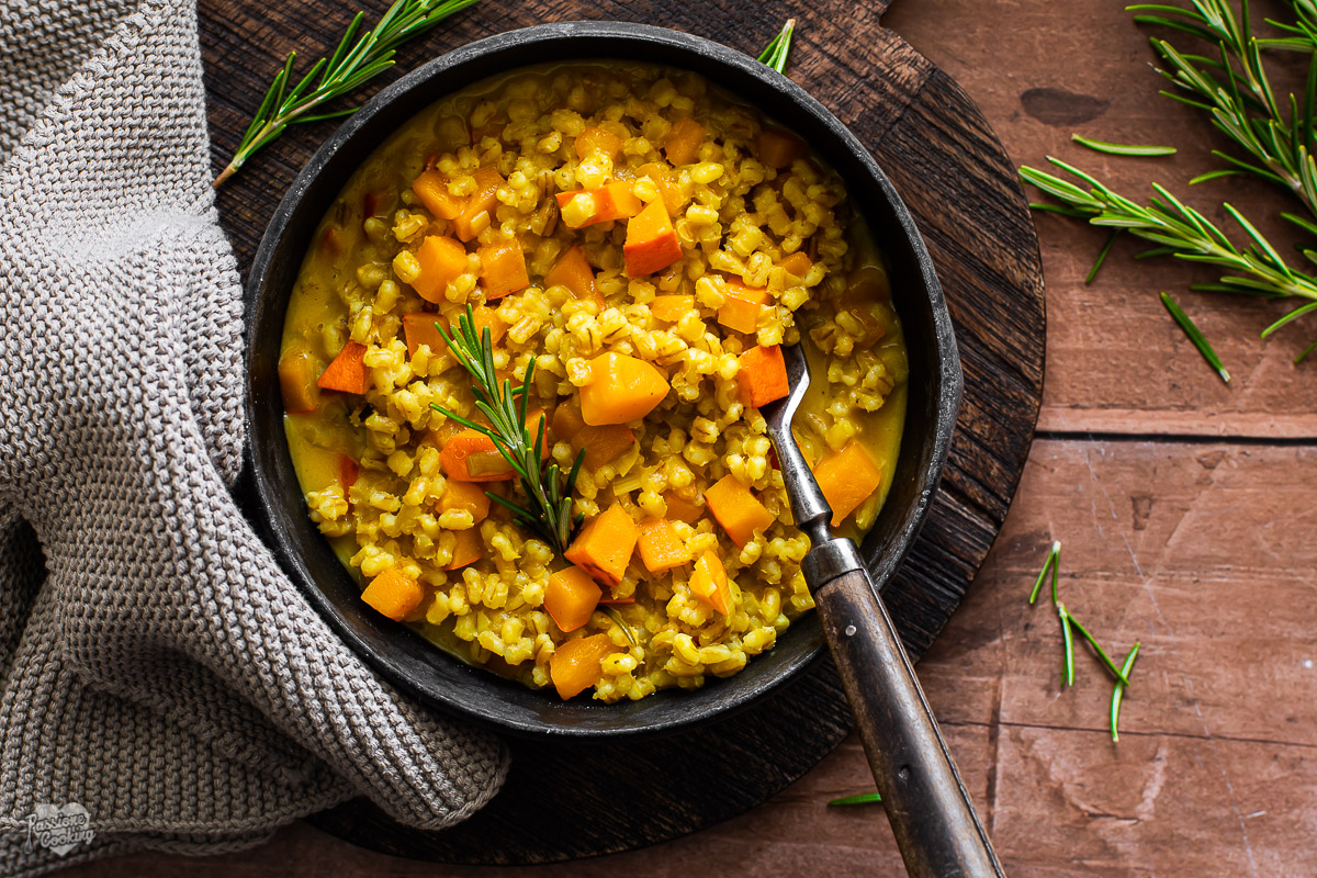 Orzotto con calabaza, cúrcuma y romero
