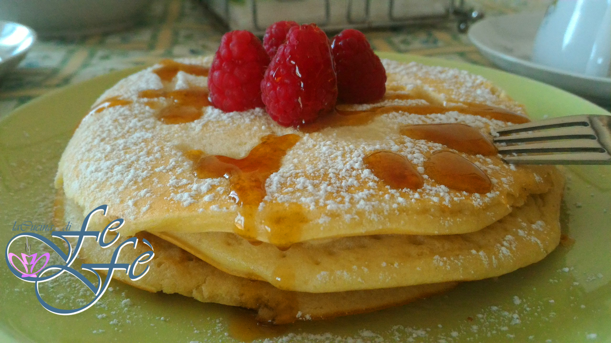 PANQUEQUES SUAVES CON JARABE DE ARCE Y FRAMBUESAS