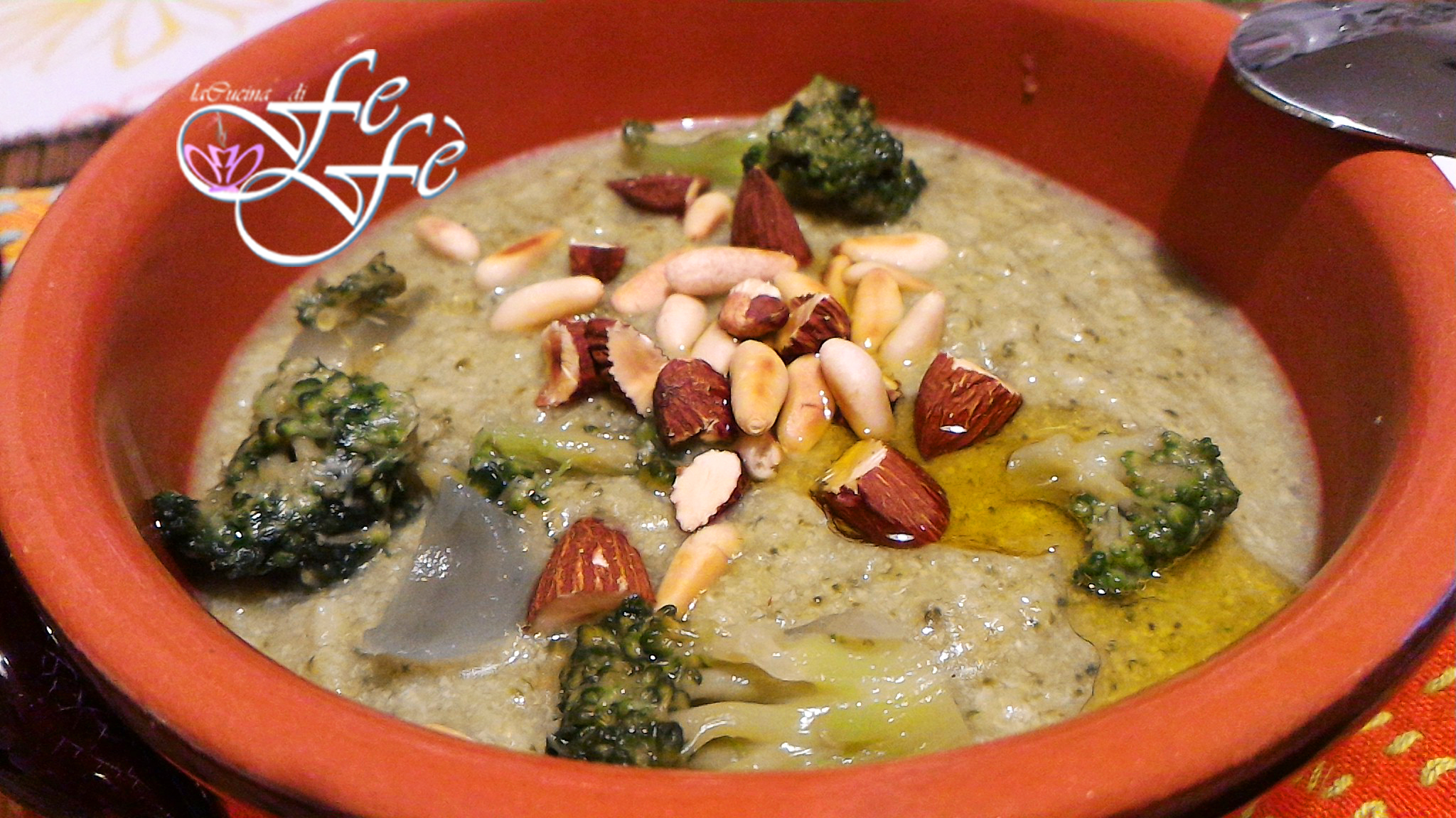 CREMA DE BRÓCOLI CON ALMENDRAS Y PIÑONES TOSTADOS