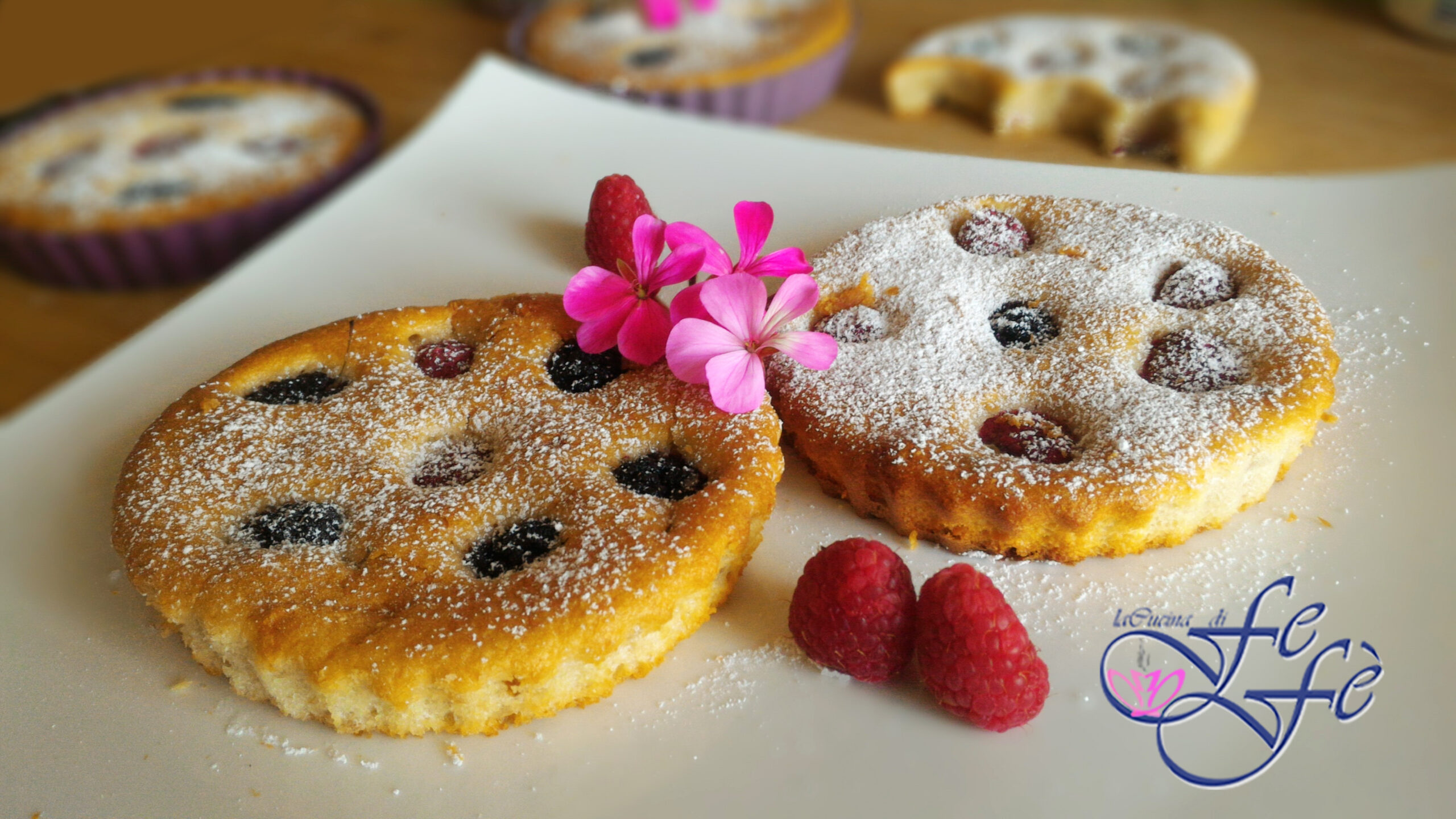 TARTITAS DE LIMÓN CON MORAS Y FRAMBUESAS