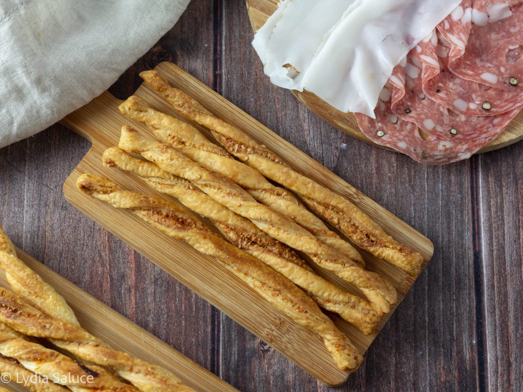 Palitos de hojaldre con parmesano