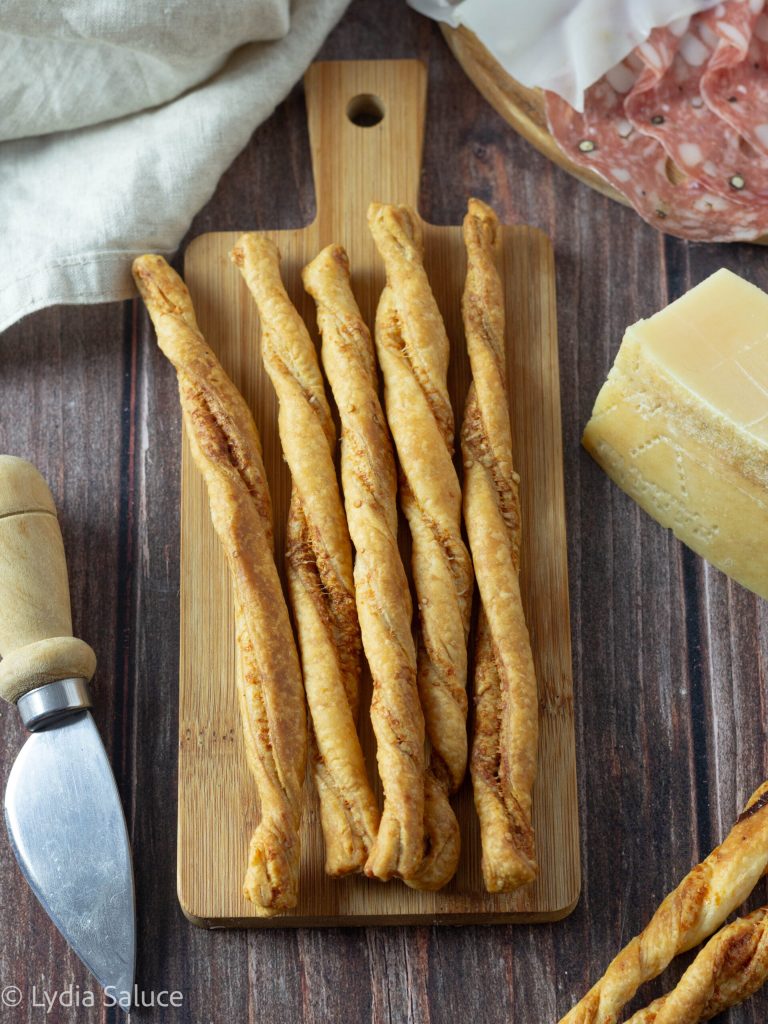Palitos de hojaldre con parmesano