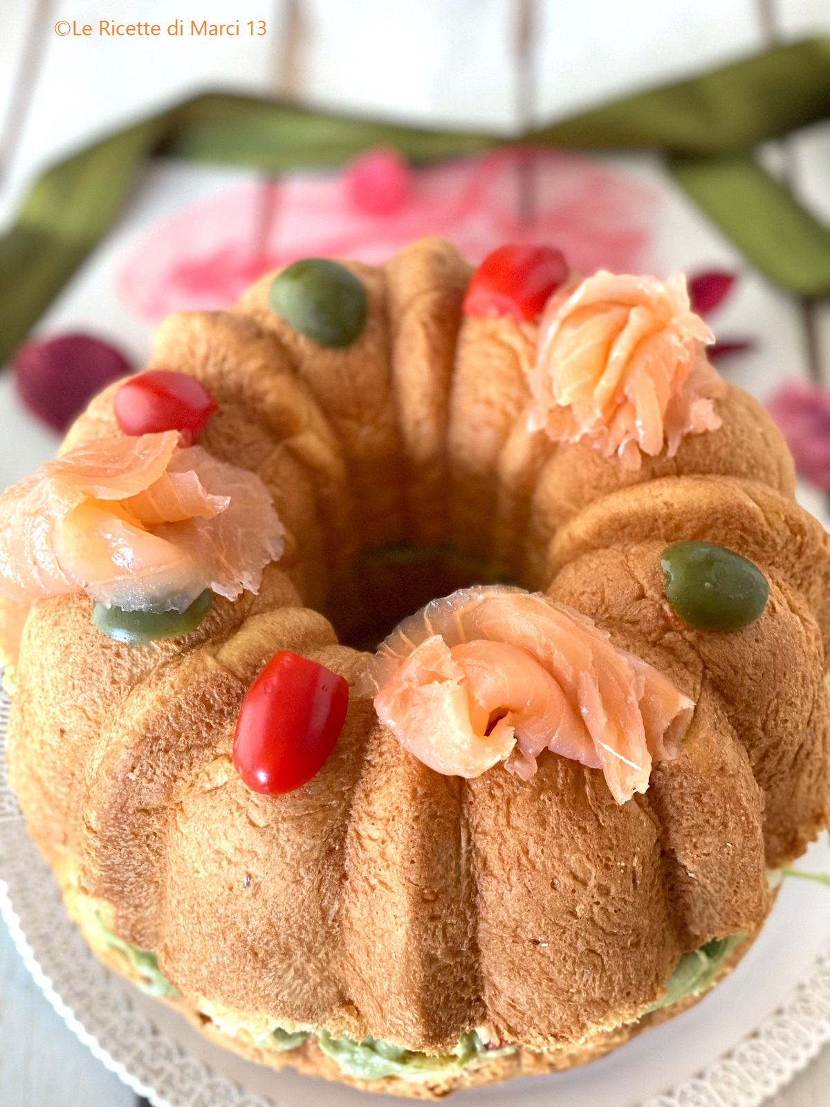 Pan brioche navideño con salmón y mousse de aguacate