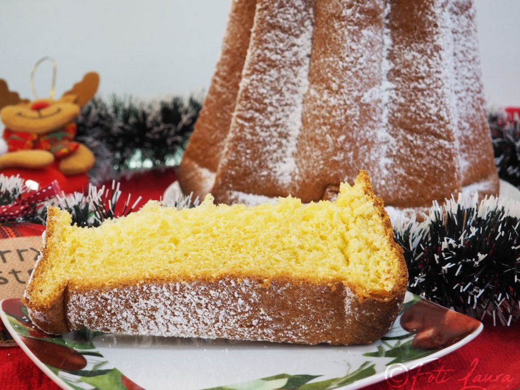 Rebanada de pandoro en el plato