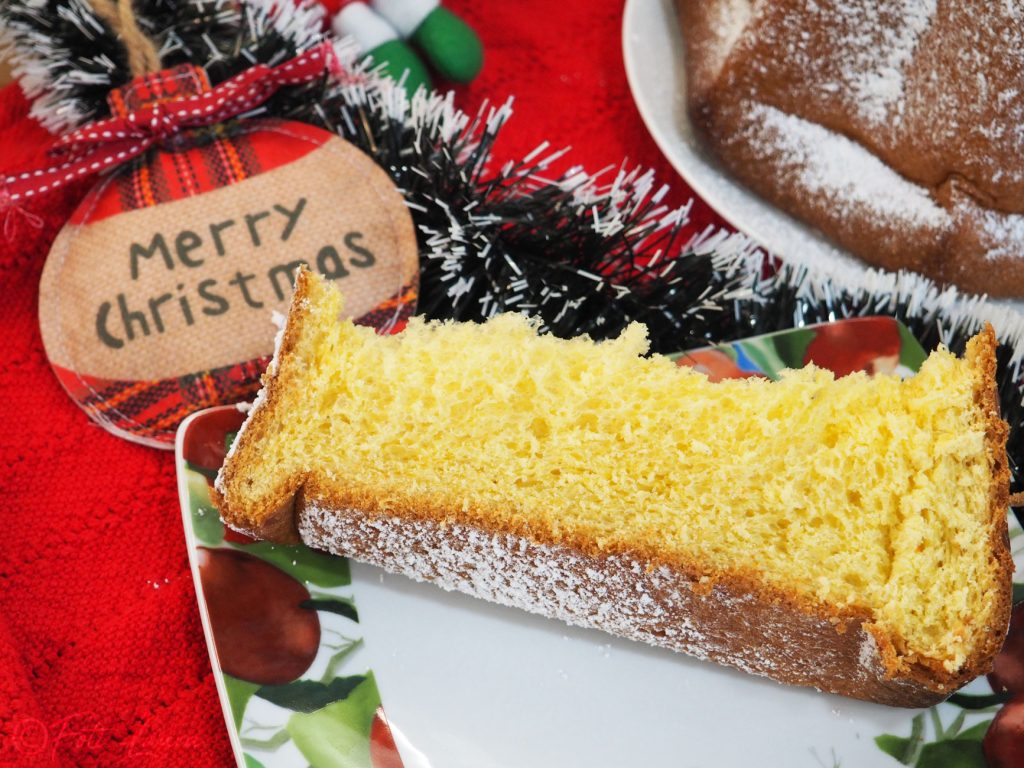 Rebanada de pandoro en el plato