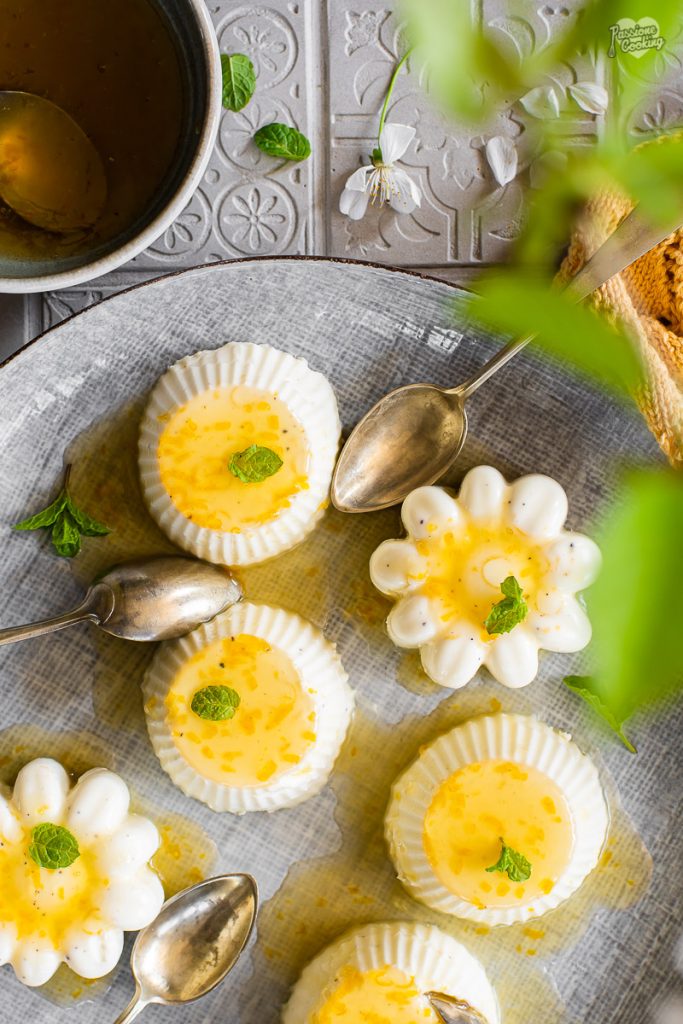 Panna cotta de tarta de queso con salsa de limón