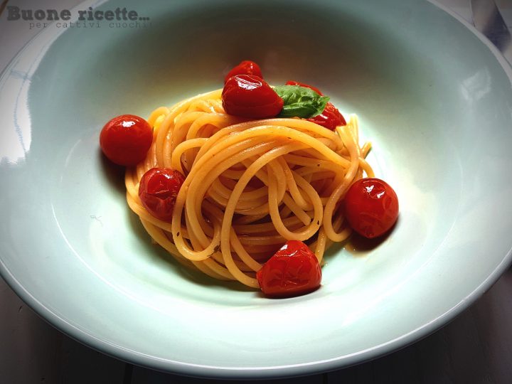 spaghetti, ajo, aceite guindilla y pachino