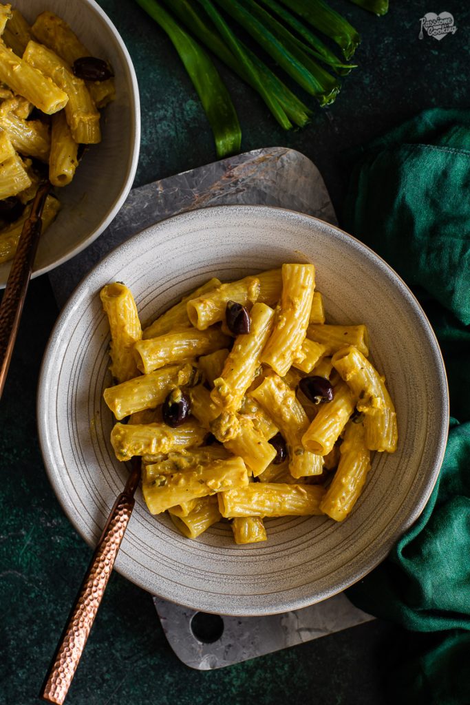 Pasta con azafrán, atún y aceitunas
