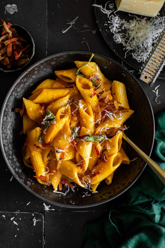 Pasta con crema de calabaza y panceta