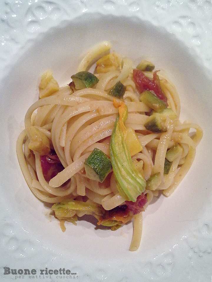 pasta con flores de calabacín, tomatitos y calabacines