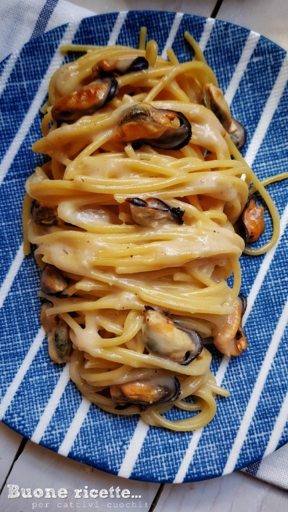 Pasta con mejillones y pecorino cremosa