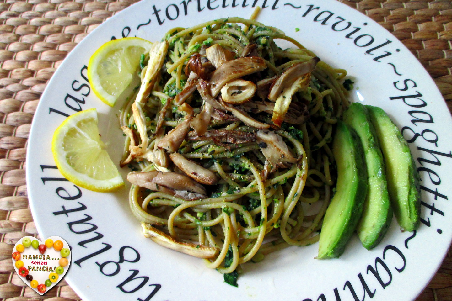 Pasta con pesto de aguacate y espinacas y champiñones