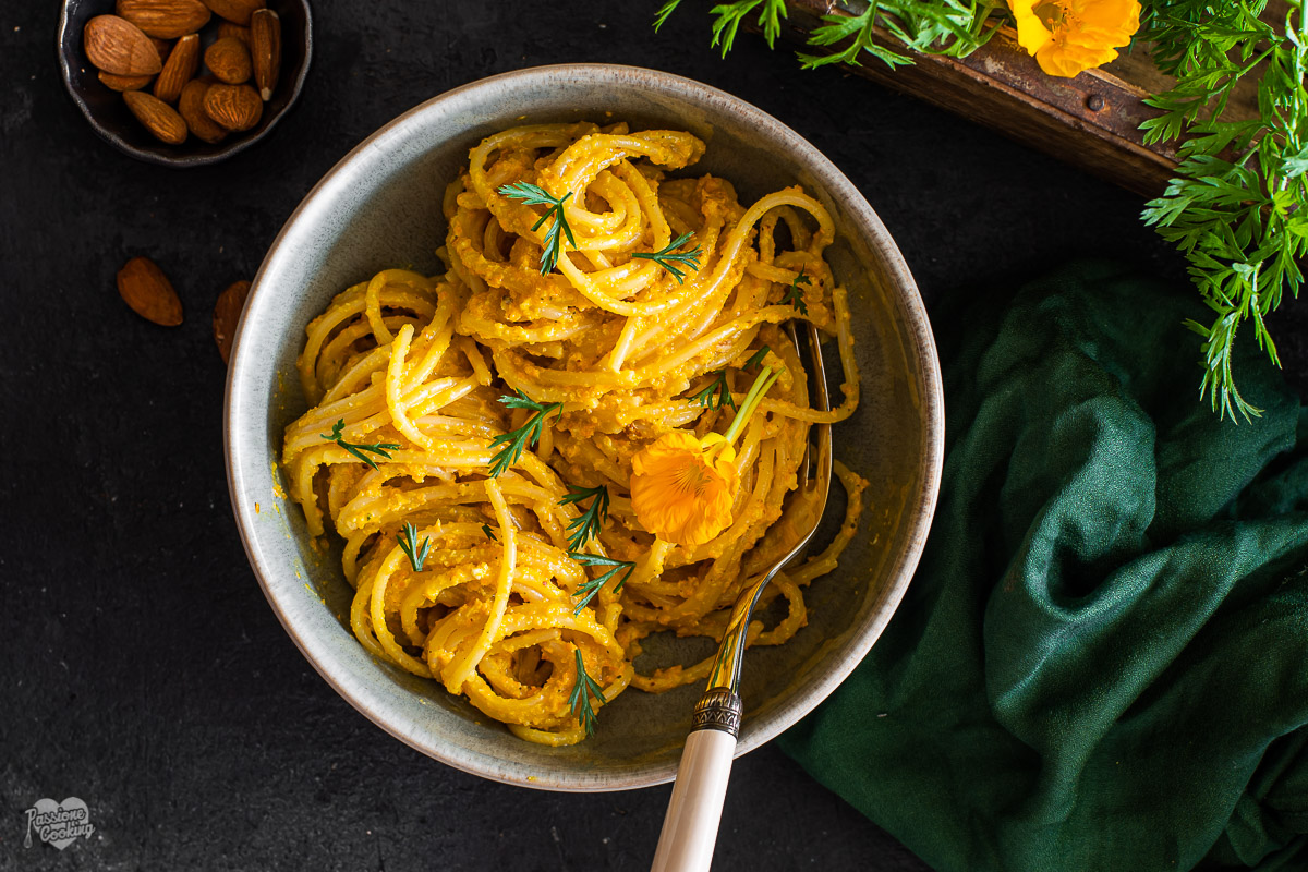 Espaguetis con pesto de zanahorias