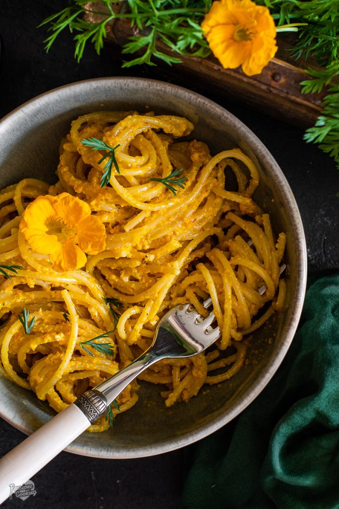 Espaguetis con pesto de zanahorias