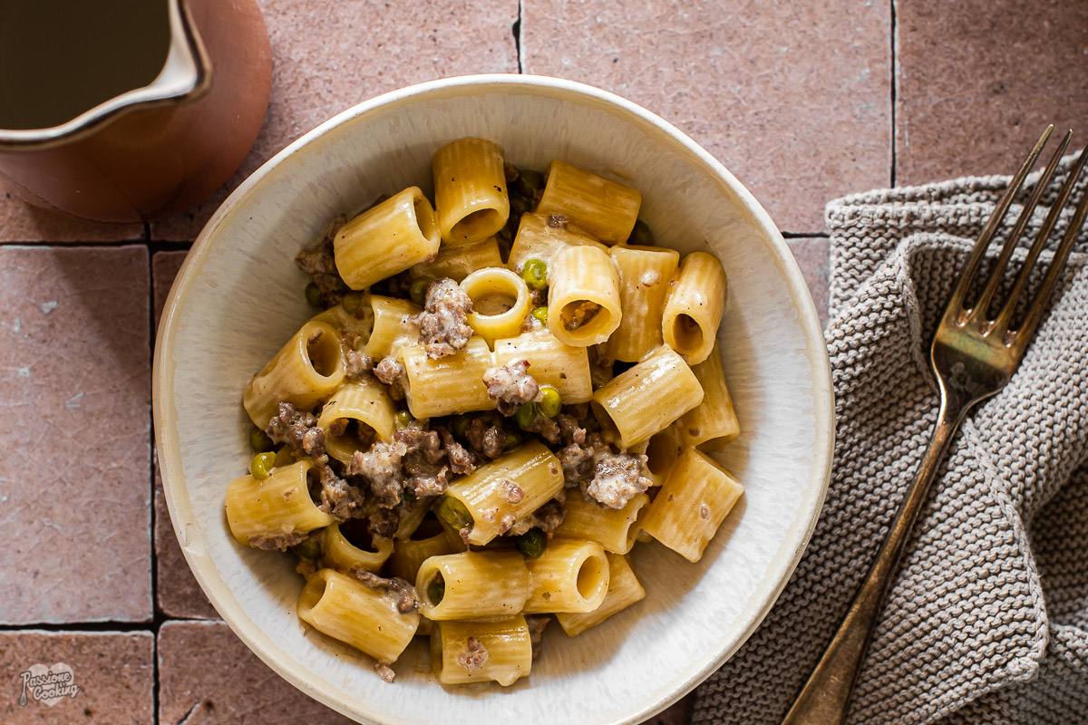 Pasta con salchicha y guisantes