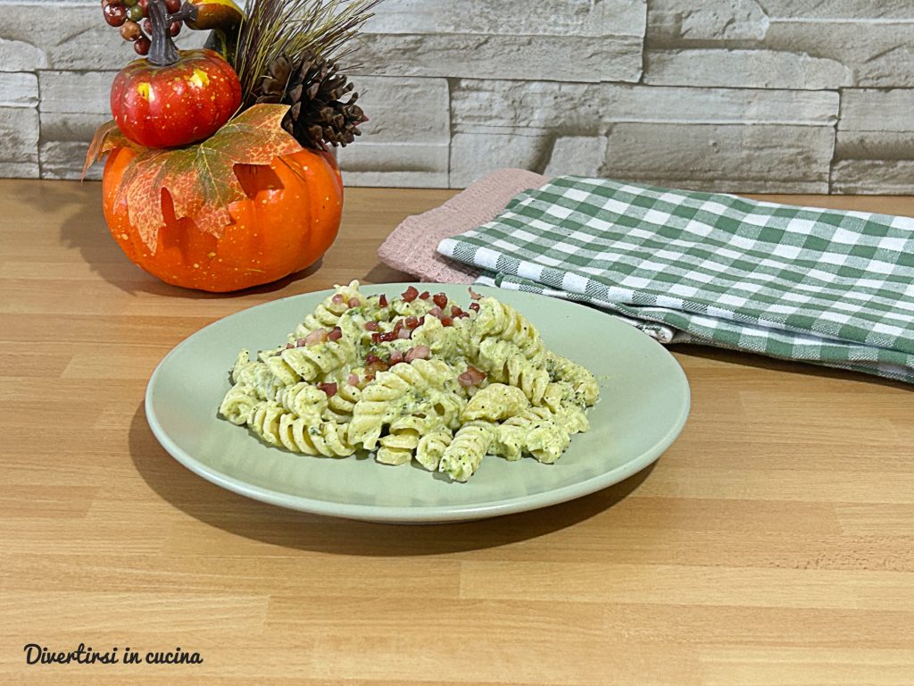 Plato de pasta con crema de brócoli y Philadelphia, decorado con speck crujiente
